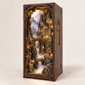 Book Nook Château des Brumes : château fantastique miniature éclairé, décor d'étagère entre deux livres